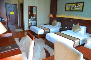 Sidra International Hotel في أديس أبابا: غرفة فندقية بسريرين ومرآة