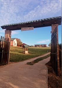 um portão com um sinal que diz estado ensolarado em Sunny Side Fruska Gora -touristic estate em Velika Remeta