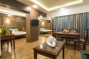 una hall con una camera con un letto e una camera di Shenbaga Hotel And Convention Centre a Pondicherry