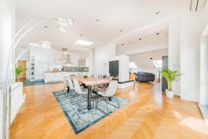 jadalnia i kuchnia ze stołem i krzesłami w obiekcie Penthouse apartment - Sauna - Terrasse - Kamin - AC w Wiedniu