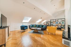 salon z kanapą i krzesłami w obiekcie Penthouse apartment - Sauna - Terrasse - Kamin - AC w Wiedniu