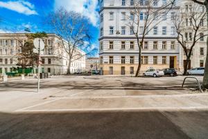 pusta ulica w mieście z budynkami w obiekcie Penthouse apartment - Sauna - Terrasse - Kamin - AC w Wiedniu