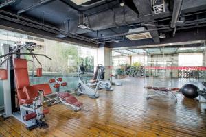 杭州杭州西湖柒号酒店式公寓(西湖店)的房间里有多种健身器材的健身房