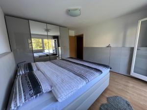 um quarto com uma cama grande e um espelho grande em Deluxe Apartment Baden-Baden em Baden-Baden