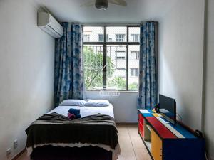 Un dormitorio con una cama con un osito de peluche. en Copacabana Barata Ribeiro 135, en Río de Janeiro