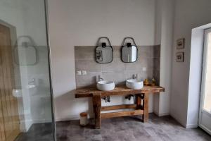 een badkamer met 2 wastafels en een douche bij La Cousinade in Cauroy-lès-Hermonville