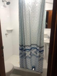 y baño con cortina de ducha y lavamanos. en Apartamentos en San Andres a 1 Cuadra de la Playa en el Centro, en San Andrés