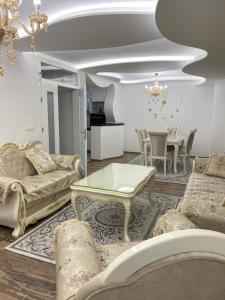 Apartment Balicevac Ilidza في سراييفو: غرفة معيشة مع أريكة وطاولة