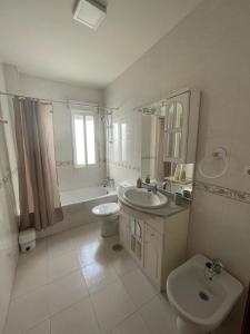 bagno bianco con lavandino e servizi igienici di CASA TEO a Cazorla