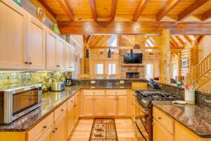 Η κουζίνα ή μικρή κουζίνα στο Mountaintown Creekside Cabin Getaway