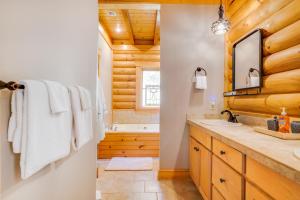 Ένα μπάνιο στο Mountaintown Creekside Cabin Getaway +40 φωτογραφίες