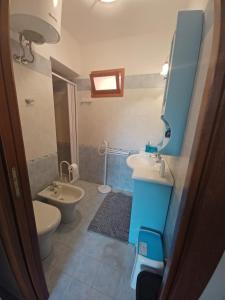 een kleine badkamer met een wastafel en een toilet bij CASA SIBILLA bi-locale con terrazza a 60 metri dal mare in Marinella