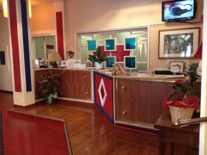 Televízia a/alebo spoločenská miestnosť v ubytovaní Hotel Iris Crillon