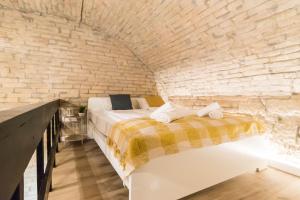 Posteľ alebo postele v izbe v ubytovaní KIRÁLY DOWNTOWN STUDIO