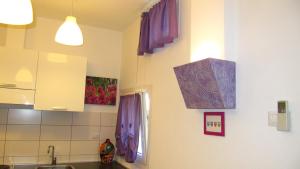 kuchnia ze zlewem i blatem w obiekcie Casetta Romantica Viola Lerici w mieście Lerici +18 zdjęć