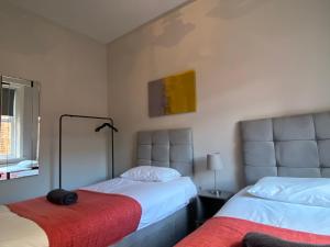 Кровать или кровати в номере Alexander Apartments Jesmond