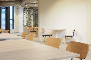 mesa y sillas en una habitación con mesa y sillas en Micampus San Mamés Students Residence en Bilbao