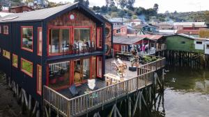 卡斯特羅的住宿－Bledford Chiloé，水体旁的码头上的房子