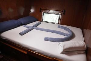 a bed in a boat with two ropes on it at Feronia teknesi in Fethiye