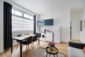パリにあるCMG - Charmant et cosy appartement 4 Pax - Bastilleのキッチン、リビングルーム(テーブル、椅子付)