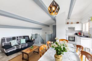 una sala de estar con una mesa y un sofá en Le Bel Vedere, en Saint-Aygulf