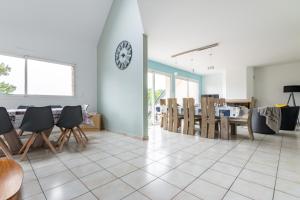Posedenie v ubytovaní Magnifique maison colorée avec jacuzzi - La Rose des Vents