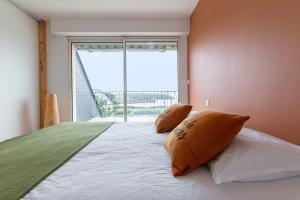 Posteľ alebo postele v izbe v ubytovaní Magnifique maison colorée avec jacuzzi - La Rose des Vents