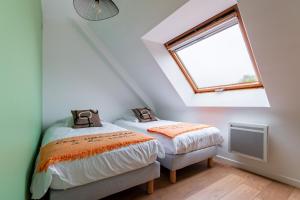 Posteľ alebo postele v izbe v ubytovaní Magnifique maison colorée avec jacuzzi - La Rose des Vents