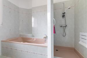 Kúpeľňa v ubytovaní Magnifique maison colorée avec jacuzzi - La Rose des Vents