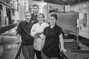 un gruppo di tre chef in piedi in una cucina di Erfurths Bergfried Ferien & Wellnesshotel a Hinterzarten Altre 112 foto