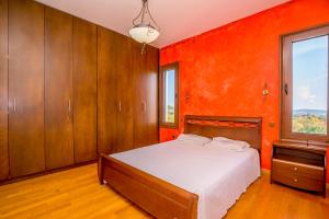 Кровать или кровати в номере Luxurious Villa with gorgeous view and BBQ +33 фотографии