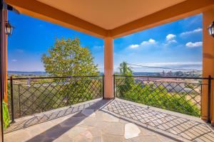 Балкон или терраса в Luxurious Villa with gorgeous view and BBQ