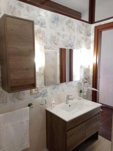 La salle de bains est pourvue d'un lavabo et d'un miroir. dans l'établissement Germogli di Prumo, à Castelnuovo Cilento
