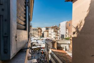 a group of people walking down a city street at Appartamento vicolo delle Grotte in Rome