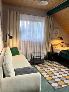Tempat tidur dalam kamar di Dziki Szynk
