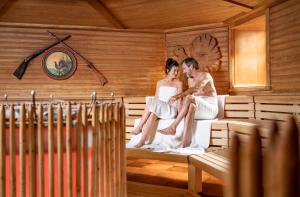 une mariée et un marié assis dans un sauna dans l'établissement Aqua Blu Hotel, à Bad Füssing