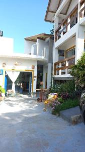 a apartment building with a patio and a courtyard at Mediterrâneo Flat Praia da Gamboa- Cabanas da Candoca in Garopaba +4 photos