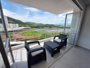 En balkon eller terrasse på Apartamento Aqualina Orange Quinto Piso Vista a Montañas