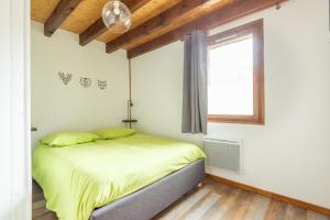 - une chambre avec un lit et une fenêtre dans l'établissement Les Louveteaux, à La Bresse