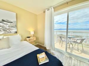 - une chambre avec un lit et une vue sur l'océan dans l'établissement La Plage Motel, à Berthier-sur-Mer