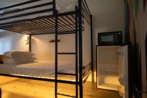 Katil dua tingkat atau katil-katil dua tingkat dalam bilik di Bposhtels Charlotte