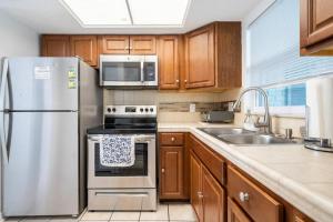 A kitchen or kitchenette at Perfectly Situated 2-BR Residential Home in Largo- Close to Beach and everything!!