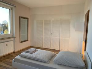 een slaapkamer met een bed en een groot raam bij Apartment Rebe in Schweinfurt