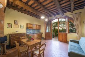 - un salon avec une table et un canapé bleu dans l'établissement Villa Sempreverde - Homelike Villas, à Greve in Chianti