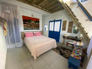 a bedroom with a bed and a blue door at Casa Praia da Gamboa - Cabanas da Candoca, Vista para o mar in Garopaba