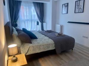 Ένα ή περισσότερα κρεβάτια σε δωμάτιο στο Divany Apartaments - Coresi Mall