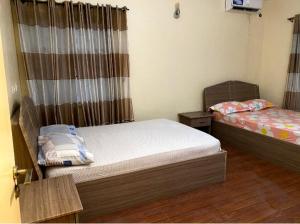 een slaapkamer met 2 bedden in een kamer bij Chez B&D Suites and Apartments in Abuja
