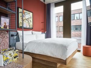Postel nebo postele na pokoji v ubytování URBAN LOFT Berlin