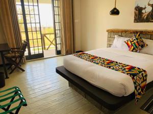 Un pat sau paturi într-o cameră la Outback Kenya Lodge