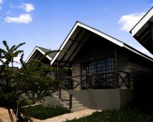 Outback Kenya Lodge في Machakos: مبنى امامه درج